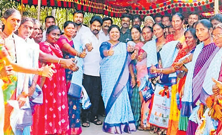 Matta Ragamai Indiramma Sarees Distribution