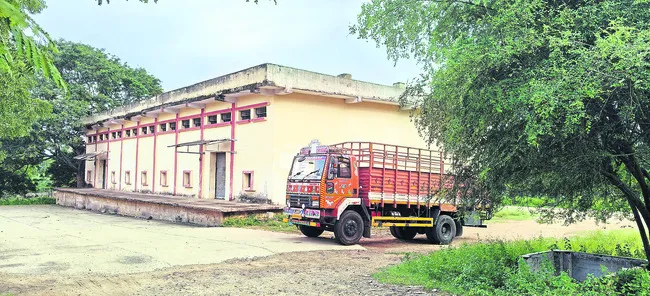 పేదల బియ్యాన్ని బొక్కేస్తూ.. 