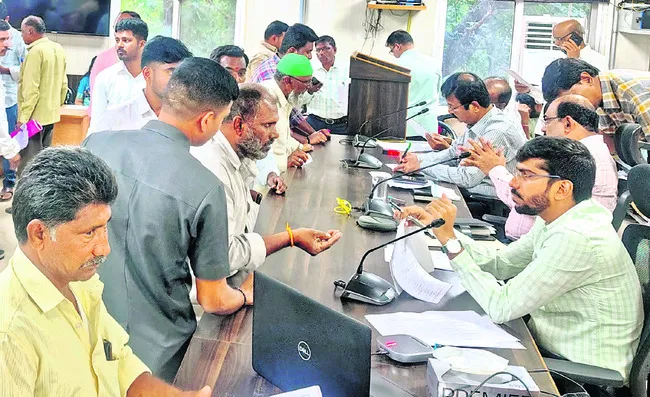 తిరుగుతూనే ఉన్నాం.. కనికరించండి 