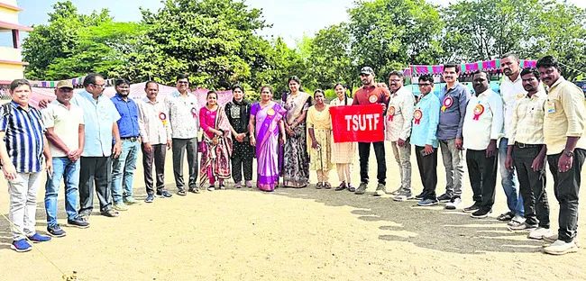 టీచర్లకు టెట్‌ నుంచి మినహాయింపు ఇవ్వాలి