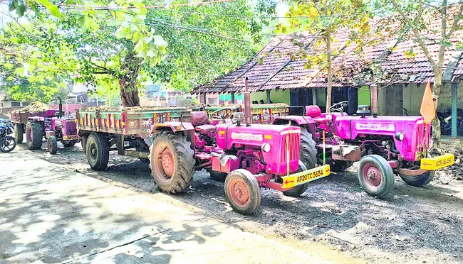 గ్రావెల్‌ ట్రాక్టర్లు సీజ్‌