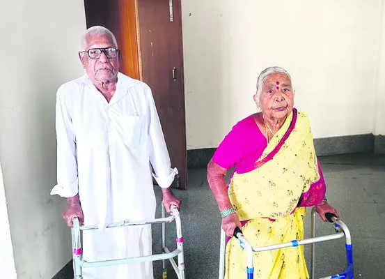 కుమారులు పట్టించుకోవడం లేదు.. 
