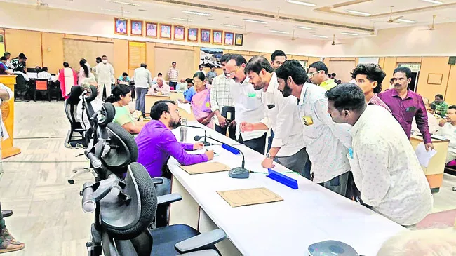 అర్జీలు త్వరితగతిన పరిష్కరించాలి 