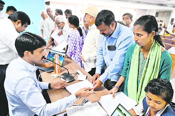 ప్రజావాణి అర్జీలను 