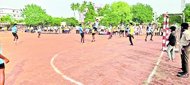 హోరాహోరీగా రాష్ట్ర స్థాయి హ్యాండ్‌ బాల్‌ పోటీలు 