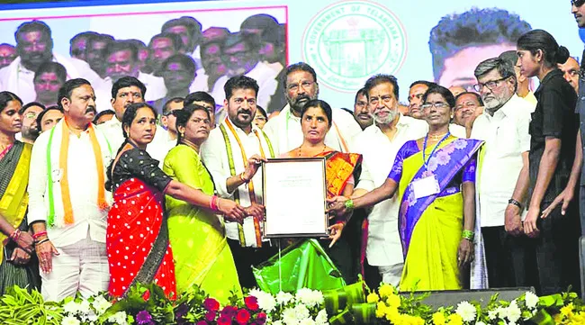 మహిళా సమాఖ్యకు పెట్రోల్‌ బంక్‌ 