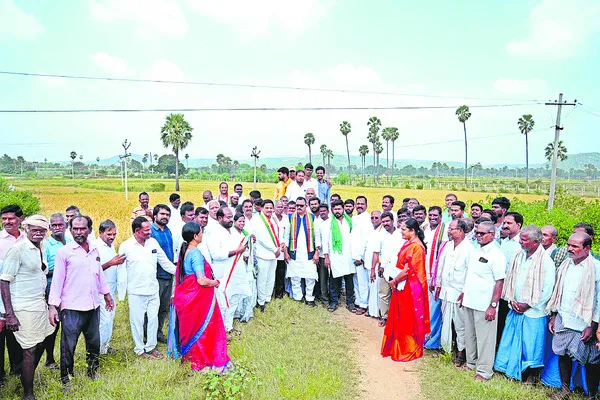 భూ నిర్వాసితులకు అండగా ఉంటాం