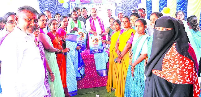 ఇందిరమ్మ చీరల పంపిణీ