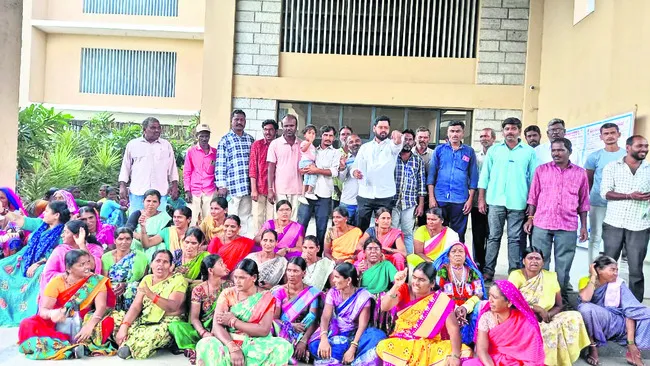 గ్రామకంఠ భూమిని కాపాడాలని బైఠాయింపు 