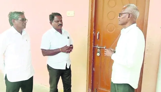 గిరిజన కళాశాల   కార్యాలయానికి తాళం
