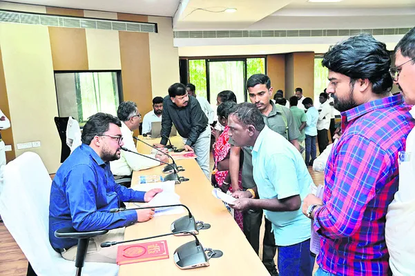 ఫిర్యాదుల పరిష్కారంలో అలసత్వం వద్దు 