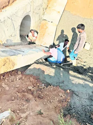 టిప్పర్‌ ప్రమాదంలో కూలీ.. 
