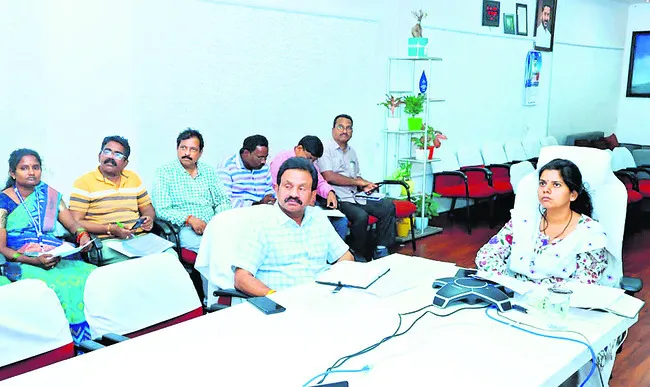 రుణాలు పంపిణీ చేస్తాం