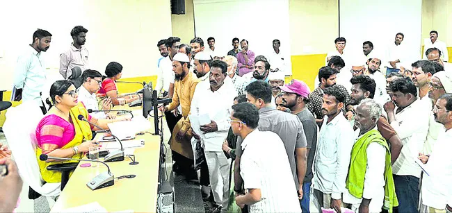 అర్జీల పరిష్కారంలో వేగం పెంచాలి