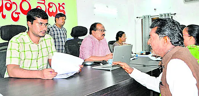 అర్జీలు నాణ్యతతో పరిష్కరించాలి 