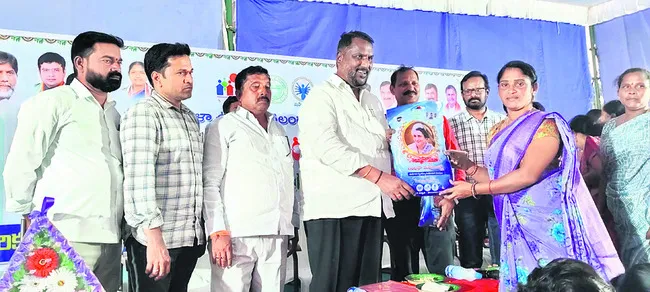 కోటీశ్వరులను చేయడమే సర్కార్‌ లక్ష్యం