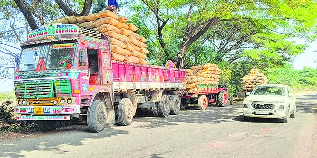 రోడ్ల పక్కనే ధాన్యం కొనుగోళ్లు! 