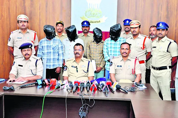 నలుగురు చైన్‌ స్నాచర్ల అరెస్టు