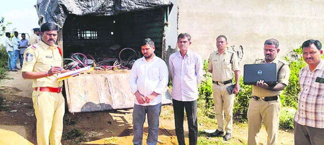 పనిచేసిన కంపెనీకి కన్నం వేశారు 