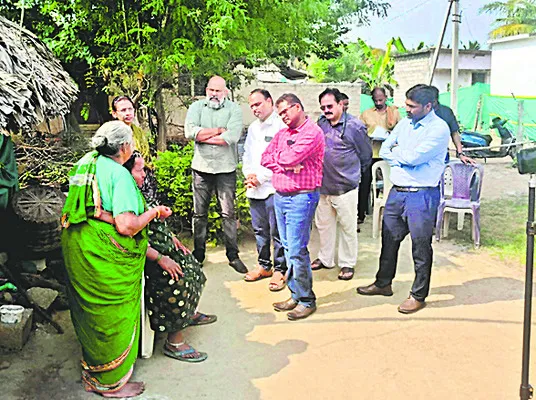 కారుణ్య మరణం కోరిన శేషగిరమ్మ ఇంటికి వైద్యుల బృందం 