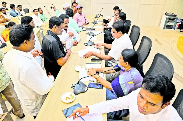 వినడమేనా.. పరిష్కారం లేదా?