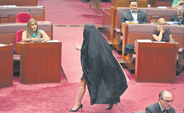 Australian Senator Pauline Hanson wears burqa to Parliament
