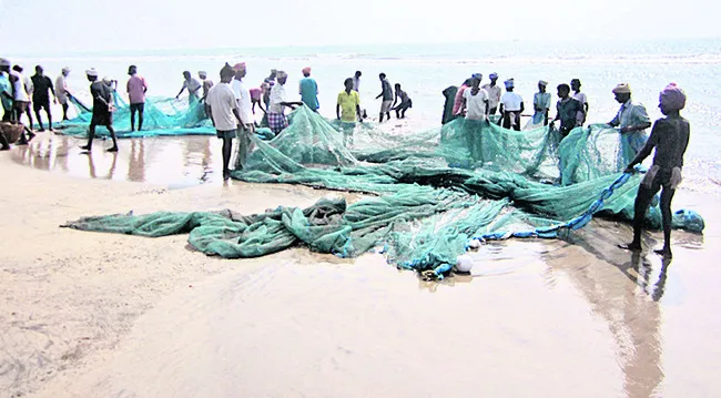 వేట సాగక.. పూట గడవక 