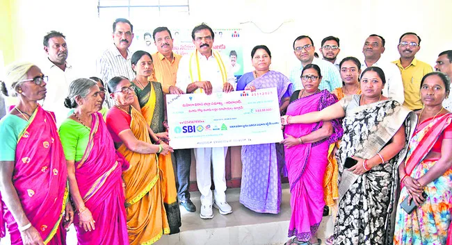 మహిళలు వ్యాపారం   వైపు మొగ్గు చూపాలి