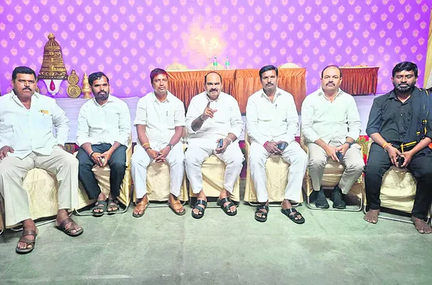 పాడి రైతులకు త్వరలో బిల్లులు చెల్లిస్తాం