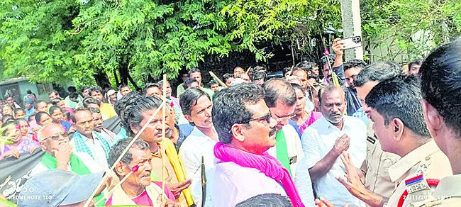 నిరసనలు.. నినాదాలు.. నిర్బంధాలు 