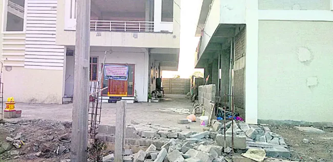 అక్రమ కట్టడాలు కూల్చివేత