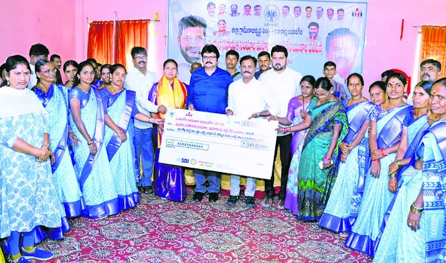 మహిళల ఆర్థిక సంక్షేమానికే వడ్డీలేని రుణాలు