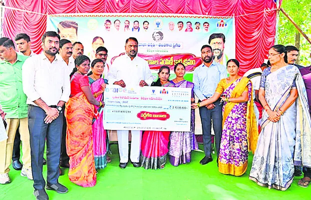 మహిళా సంక్షేమానికి పెద్దపీట