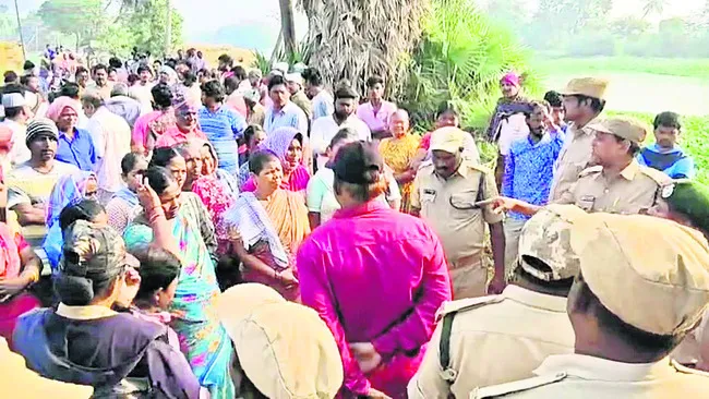 కొల్లేరు వాసుల కన్నెర్ర 