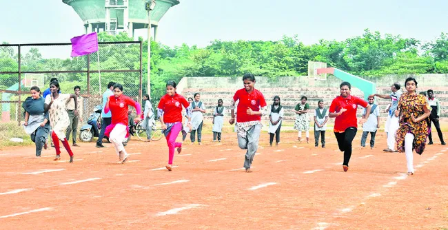 తగ్గేదేలే.. 