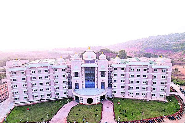 ప్రారంభోత్సవానికి రాజకీయ అడ్డంకులు 