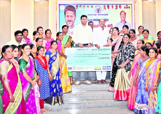 మహిళల ఆర్థికాభివృద్ధికే వడ్డీలేని రుణాలు 