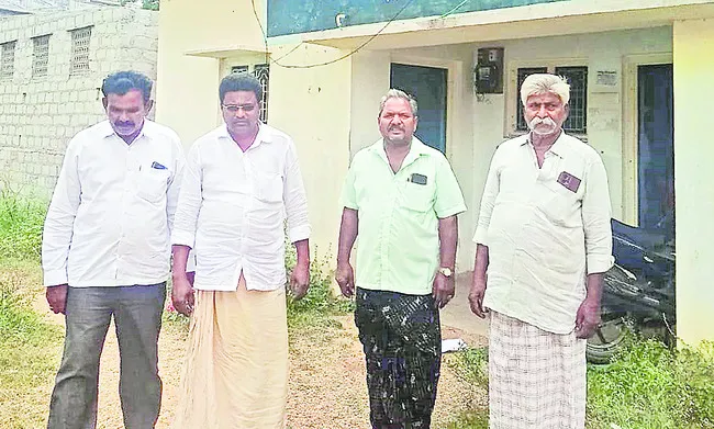 దూషించాడని టీడీపీ ఎంపీటీసీ నిరసన 