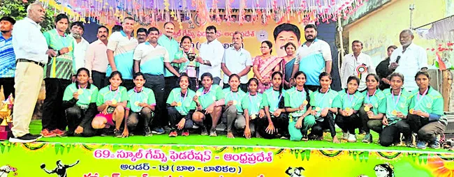 రాష్ట్ర హ్యాండ్‌ బాల్‌ పోటీల విజేతలుగా కడప, శ్రీకాకుళం