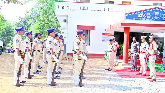 గ్రామాల్లో శాంతిభద్రతలు కాపాడాలి: ఎస్పీ 