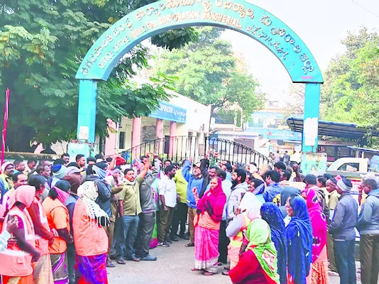 కాంట్రాక్టు కార్మికుల ఆందోళన
