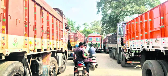 ఇసుక లారీలతో ట్రాఫిక్‌ జామ్‌