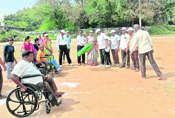 దివ్యాంగులు అన్నిరంగాల్లో రాణించాలి 