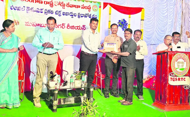 సమష్టి కృషితోనే ఆర్టీసీ మనుగడ 
