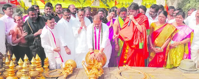 అయ్యప్ప ఆలయంలో పీసీసీ చీఫ్‌ పూజలు