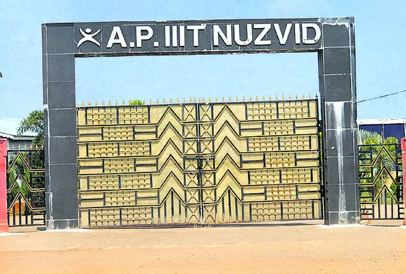 హెల్పింగ్‌ హ్యాండ్స్‌పై నిరసన 