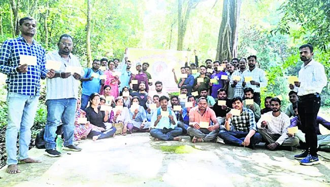 ఔట్‌ సోర్సింగ్‌ ఉద్యోగుల వినూత్న నిరసన