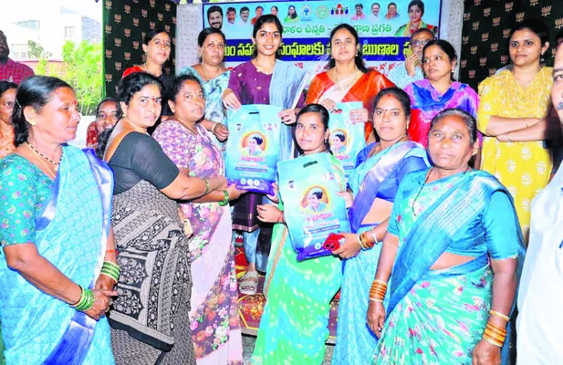 మహిళలు అన్నిరంగాల్లో రాణించాలి