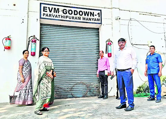 ఈవీఎంల గోదాం తనిఖీ 