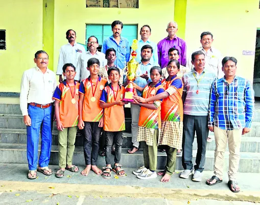 జాతీయ స్థాయి సాఫ్ట్‌బాల్‌ జట్టుకు మట్లి విద్యార్థులు 